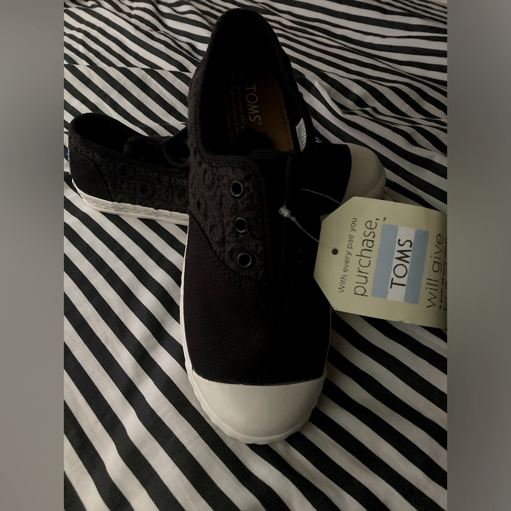 Toms youth girl’s black eyelet zuma slip on sneakers size 2